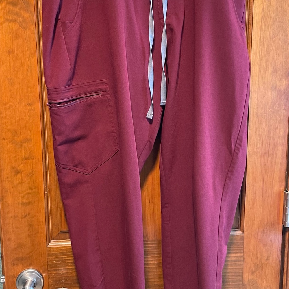 Figs women’s maroon zamora Cargo Pants
